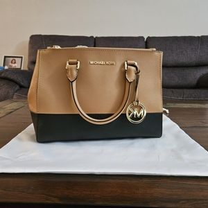 Micheal Kors Satchel Purse
